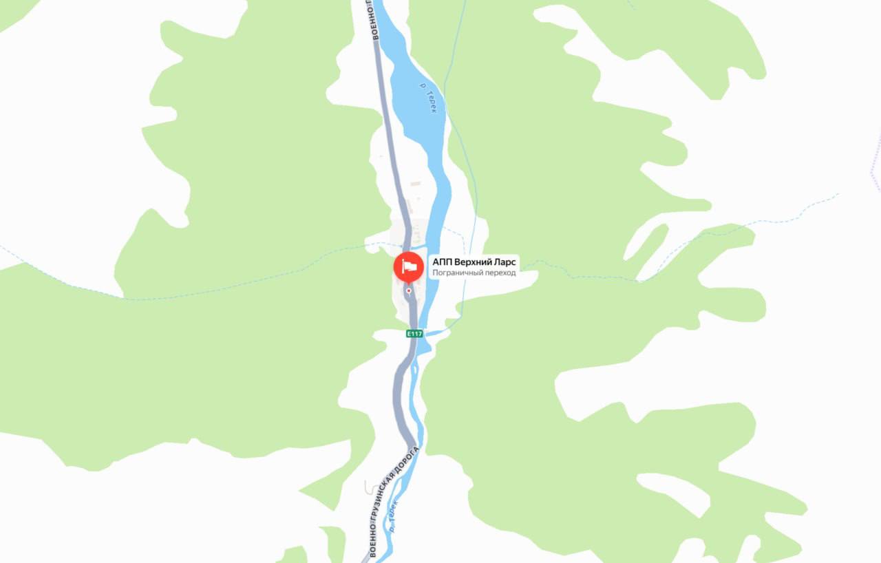 На Верхнем Ларсе выстроилась километровая очередь из 2 5 тыс грузовиков На пункте пропуска Верхний Ларс зафиксировали серьёзное скопление транзитных большегрузов на границе образовалась километровая очередь По данным сейчас проезда ожидают около 2 5 тыс грузовых автомобилей в электронной очереди примерно 2 2 тыс машин за неделю границу в обоих направлениях пересекли около 17 тыс автомобилей и более 35 тыс человек Одна из возможных причин недавние ограничения на Военно Грузинской дороге движение для большегрузов закрывали вечером 13 декабря а возобновили днём 14 декабря Подписаться Repubblica Alania