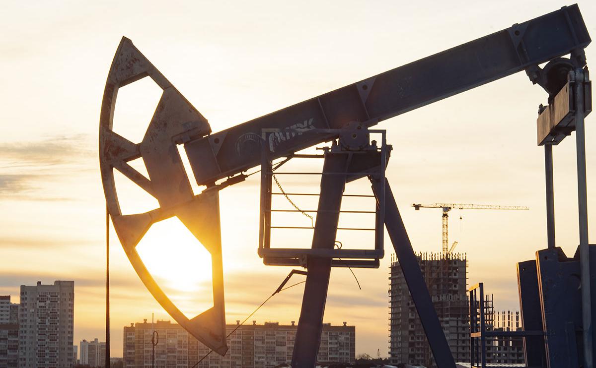 «Улыбка» нефти. Останутся ли цены на сырье отражением глобальных страхов Обострение конфликта между Израилем и Ираном вновь вернуло нефть в центр внимания глобальных рынков. Для инвесторов это стало не только поводом пересмотреть краткосрочные позиции, но и важным индикатором того, насколько геополитика способна разрушить выстроенные ожидания по инфляции, ставкам и глобальному росту. Иными словами, рынок оценил страх, выставил премию и теперь решает, оставлять ее или схлопывать. До удара по иранским объектам нефтяной рынок выглядел подавленно. Фьючерсы на Brent держались около $70. Главными драйверами снижения были торговое напряжение между США и Китаем, накопление запасов в странах ОЭСР, вялый спрос со стороны Азии и частичное восстановление добычи в рамках ОПЕК+. Дополнительное давление оказывала и иранская нефть, возвращающаяся на рынок обходными маршрутами. Рынок оценивал переизбыток, что было видно на структуре кривой Brent: в ближайших контрактах небольшая бэквордация, а дальше выраженное контанго. Обычно эту фигуру называют «Улыбкой» или «Хоккейной клюшкой». Это означало, что участники рынка ждали локального дефицита, но затем — переизбытка предложения на горизонте трех—шести месяцев. Контанго — это ситуация, когда цена фьючерса выше цены базового актива. Бэквордация — обратная ситуация, когда цена фьючерса ниже цены базового актива. В случае бэквордации большинство инвесторов ожидают, что стоимость базового актива скоро упадет. Ситуация перевернулась на фоне конфликта. Страх быстро заменил рациональный расчет. Рынок резко перестроился: ближние контракты подскочили, дальние остались на месте. Кривую Brent перекосило в сторону глубокой бэквордации, опционы демонстрируют самый бычий настрой за последние годы, а волатильность достигла многолетних максимумов. Что происходит на рынке нефти сейчас и какие перспективы у цен на сырье, читайте в подписке → Фото: Oleg Spiridonov / Business Online / Global Look Press #про_деньги