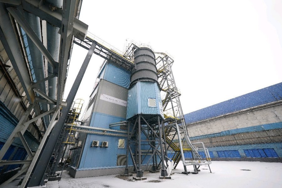 Инновационная газоочистная установка начала работу на Новокузнецком алюминиевом заводе Новая установка работает по технологии сухой газоочистки СГОУ это разработка Инженерно технологического центра РУСАЛа Природоохранная программа НкАЗа включена в федеральный проект Чистый воздух нацпроекта Экологическое благополучие Новая установка позволяет снижает вредные выбросы в атмосферу Комбинация сухой и мокрой газоочистки позволяет очищать электролизные газы на 99 5 и возвращает уловленный материал во вторичный оборот Это один из самых высоких показателей в мировой промышленности Это уже пятая новая газоочистка такого типа на заводе Сейчас ведется строительство шестой Ее ввод запланирован в 2026 году К началу 2027 года выбросы в атмосферу на НкАЗе снизятся от уровня 2017 года на 2 9 тысячи тонн отметил губернатор Илья Середюк kuzzbas ru news economy 77184 html