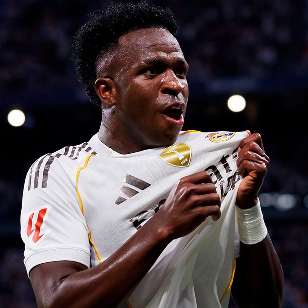 Винисиус намерен покинуть мадридский Реал Бразильский футболист заявил руководству клуба о нежелании продлевать контракт сообщает The Athletic Причиной такого решения могут быть натянутые отношения с главным тренером Хаби Алонсо Действующий контракт Винисиуса рассчитан до лета 2027 года Подписывайтесь на РИА Новости Спорт в MAX