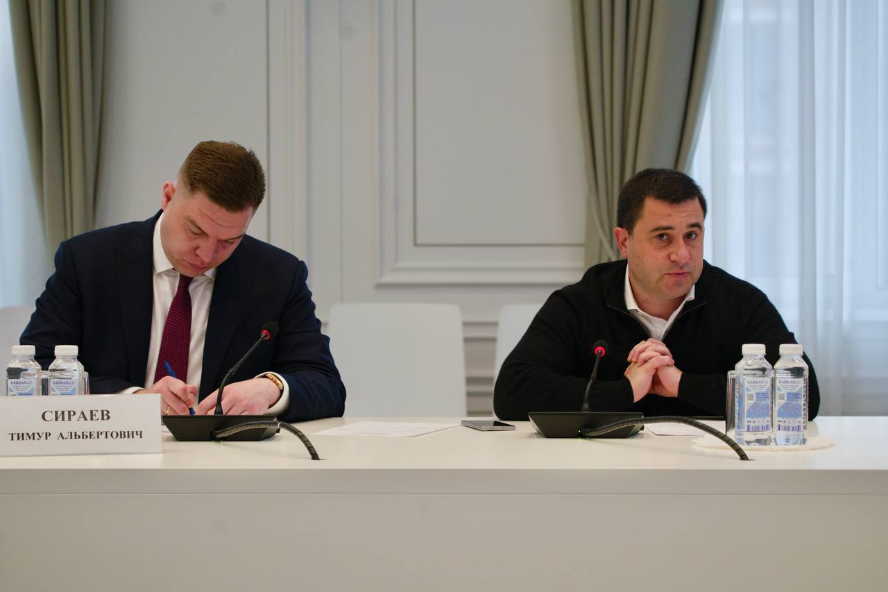 Минстроем России запущена платформа для трудоустройства ветеранов «СВОй труд» На совещании под председательством Министерства строительства и ЖКХ РФ Ирека Файзуллина презентована платформа для трудоустройства ветеранов «СВОй труд», которая ориентирована на привлечение квалифицированных кадров в строительную отрасль и социализацию ветеранов, возвращающихся с военной службы. Платформа «СВОй труд», обеспечивающая возможность трудоустройства ветеранов СВО, создана Минстроем России совместно с Ассоциацией ветеранов СВО. «В условиях проведения СВО мы можем получить определенный приток кадров, которые в ближайшей перспективе смогут закрыть «горящие» вакансии в строительной отрасли. Строительными организациями из ХМАО, Санкт-Петербурга и Москвы в пилотном режиме уже отработаны механизмы размещения вакансий и отклика на них», - Ирек Файзуллин. С помощью платформы до 2026 года в строительную отрасль и сферу ЖКХ планируется привлечь 30 тыс. ветеранов по наиболее актуальным вакансиям. Воспользоваться платформой для размещения своих резюме могут ветераны, которые являются членами Ассоциации ветеранов СВО, после подтверждения членства в Ассоциации. Им доступен полный функционал платформы: списки вакансий, отклики и приглашения. Верифицированные застройщики могут опубликовать на платформе свои вакансии, просматривать списки резюме, видеть отклики, а также приглашать на собеседование подходящих кандидатов. На данный момент платформа представлена двумя версиями приложения – для персональных компьютеров и мобильных устройств. Поиск необходимых специалистов и вакансий осуществляется при помощи личных кабинетов: застройщика, Ассоциации ветеранов и Минстроя России. В совещании приняли участие заместители министра Никита Стасишин и Константин Михайлик, советник Ассоциации ветеранов СВО Тимур Сираев и представители строительных организаций.