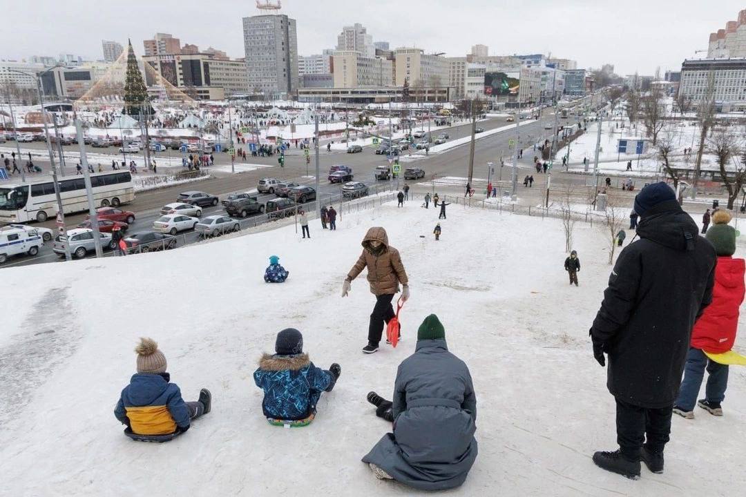 В Перми, на Слудской горке, где «незаконно» катались дети зимой, высадят живую изгородь.   Всё ради того, чтобы дети больше там не смогли ездить на ледянках. Ведь после минувшей зимы на площадке были выявлены повреждения кустарников и деревьев.  Весной здесь будут проведены работы по восстановлению пострадавшей растительности. Помимо этого, планируется высадить цветы и создать массив кустарников.  Думаете, поможет?   /  — да/нет    Подписаться   Прислать новость