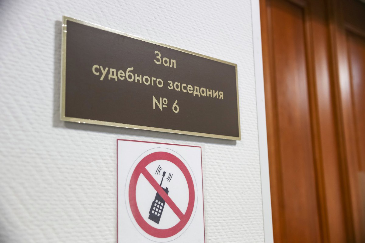 В Дудинке автомобиль на скользком склоне наехал на упавшую женщину. Состоялся суд, который признал водителя виновным и назначил наказание в виде полутора лет ограничения свободы. Случилось это в начале мая 2023 года. Мужчина пытался выехать на автомобиле из дворовой территории задним ходом. Проезжая часть покрыта льдом, рядом – снежный вал. Да еще участок дороги под наклоном. Он увидел, как позади дорогу пересекает женщина. Остановиться не мог – машину несло вниз, поэтому закричал, чтобы женщина поскорее ушла. Та поспешила, поскользнулась и упала на спину…