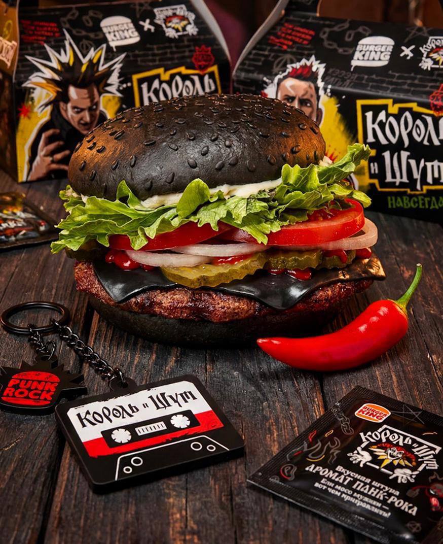 Бургер Кинг заколлабится с Королём и Шутом новинки появятся в меню 19 февраля Завезут Воппер КиШ бургер с чёрной булочкой и чёрным сыром чеддер В меню также добавят картошку фри с посыпкой Рецепт конюха томатный соус По рецепту лесника и коллекционные брелоки