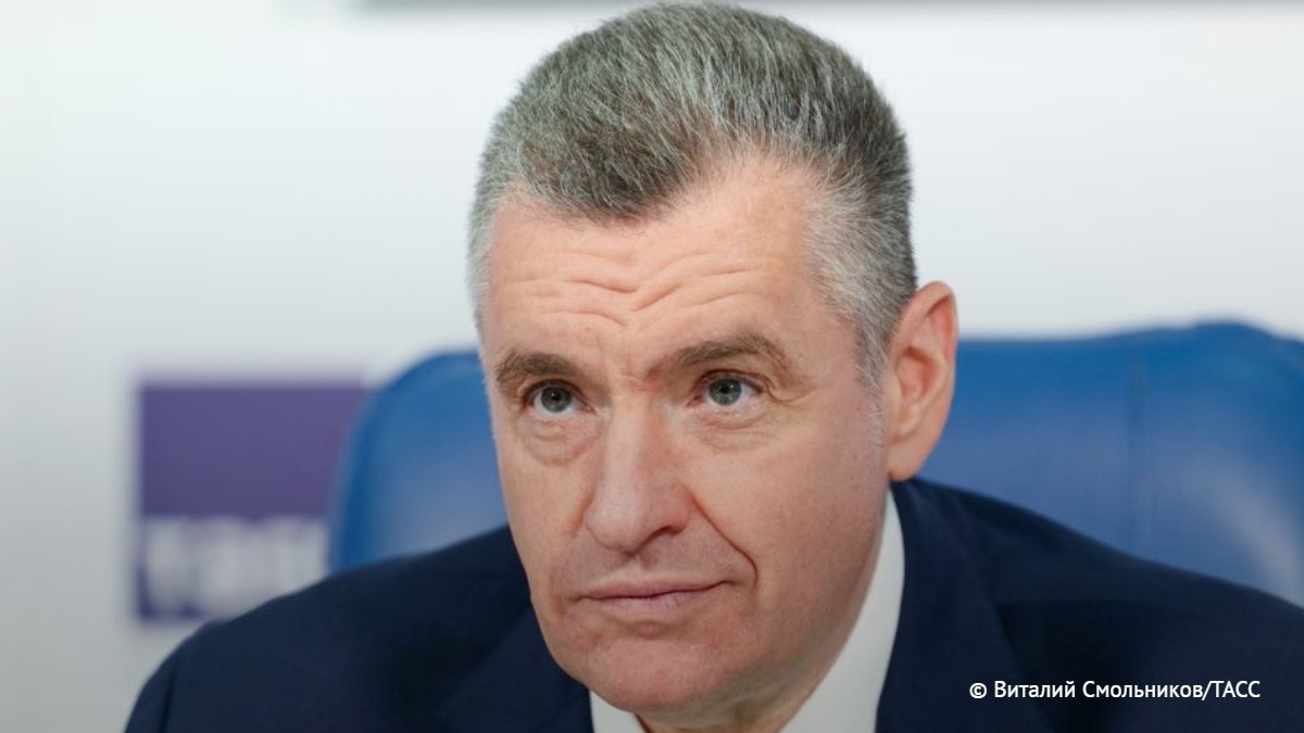 Слуцкий предложил ввести запрет на движение электросамокатов и электровелосипедов по тротуарам А также установить запрет на разговоры по телефону во время управления СИМ без гарнитуры сообщил ТАСС парламентарий
