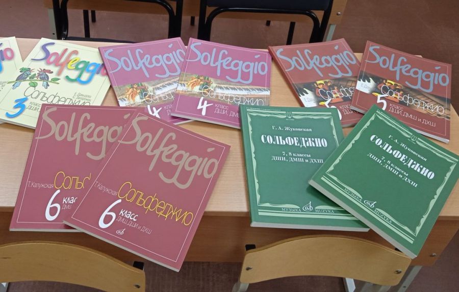 В Зайковскую детскую школу искусств поступили музыкальные инструменты, методические и учебные пособия, а также новые банкетки для занятий. Закупить все необходимое удалось благодаря нацпроекту «Семья»  В ближайшее время в школу поступят три цифровых пианино и баян, заключены договоры на поставку интерактивного оборудования и ноутбука для кабинета теоретических дисциплин.  Кроме музыкального направления, обновления ждут и отделение изобразительного искусства. Для юных художников приобретен световой планшет, позволяющий ускорить выполнение заданий, стол для натюрморта и новые мольберты, которые повысят комфорт при обучении академической живописи и рисунку.  Всего в 2025 году на обновление материально-технической базы школ искусств в Свердловской области направлено более 85 млн рублей из федерального и областного бюджетов.    департамент информационной политики Свердловской области   Подписаться на «ОГ» Прислать новость Поддержать канал