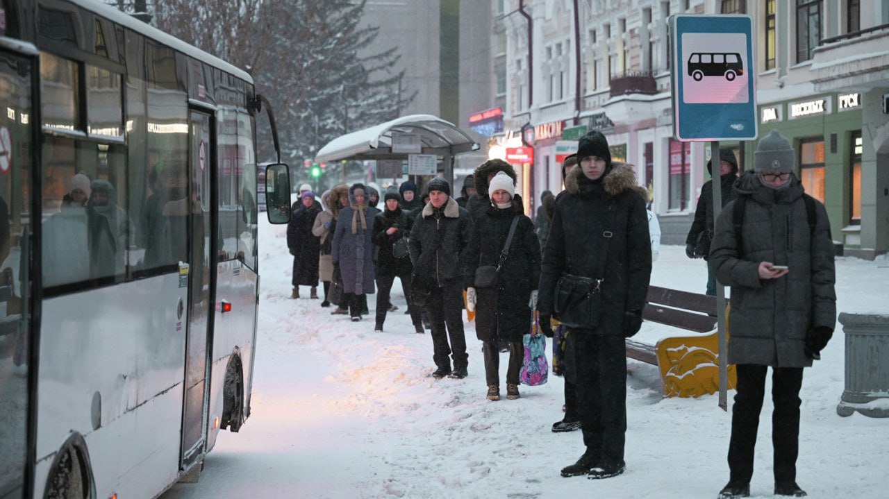 Ползарплаты за проезд повышением тарифов в автобусах возмущены хабаровчане С начала года несколько перевозчиков подняли стоимость проезда до 65 рублей В мэрии объяснили это удорожанием дизеля и необходимостью достойно платить водителям чтобы у тех был стимул не уходить из отрасли Однако пассажиры считают что повышение тарифа необоснованно так как качество работы автобусов остается низким На многих маршрутах не соблюдается расписание транспорт разваливается сиденья грязные а печки не работают Прочитать статью полностью Подписаться на DVHAB   Написать в DVHAB
