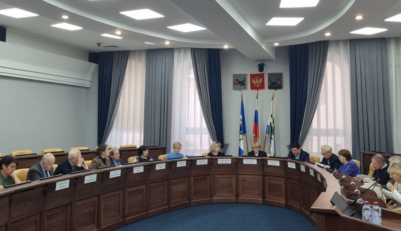 Заседание городской трехсторонней комиссии по регулированию социально трудовых отношений состоялось в Иркутске Оно прошло под руководством и о заместителя мэра председателя комитета по бюджетной политике и финансам администрации Иркутска Оксаны Лопиной Главной темой обсуждения стала всесторонняя поддержка семей участников специальной военной операции В рамках реализации мер социальной поддержки бойцов СВО и их близких в 2025 году администрацией Иркутска за счет городского бюджета бесплатным горячим питанием обеспечены 1409 учащихся 5 11 классов от платы за детские сады освобождены родители 1308 детей а школьникам выдано 4936 проездных билетов Также организованы бесплатные занятия в спортивных секциях для 683 человек Психологическую правовую юридическую помощь получили 1340 семей медицинскую 630 членов семей Последняя организована при содействии министерства здравоохранения Иркутской области и частных медицинских организаций Кроме того 6 семьям погибших участников СВО предоставлены земельные участки отметила в своем докладе начальник департамента здравоохранения и социальной помощи населению Нина Перфильева В ходе заседания рассмотрели итоги корпоративных программ укрепления здоровья на рабочих местах в 2024 2025 годах Координатор стороны работодателей Павел Деранжулин проинформировал о взаимодействии с Иркутским областным центром общественного здоровья и о создании специального Совета работодателей по вопросам укрепления здоровья работников который будет содействовать внедрению корпоративных программ на предприятиях Следующим вопросом встречи стала организация обучения детей с ограниченными возможностями здоровья и детей инвалидов С каждым годом увеличивается число детей с ограниченными физическими и психическими возможностями здоровья поэтому вопрос о поддержке инклюзивного обучения является актуальным и важным Оно призвано устранить любые различия между обучающимися уравнять их стартовые возможности и исключить любые дискриминационные факторы Для детей с ОВЗ и детей инвалидов в образовательных учреждениях Иркутска создана специальная среда обеспечивающая коррекцию нарушений развития и социальную адаптацию рассказала заместитель начальника отдела развития общего образования департамента образования Иркутска Юлия Кобелева В областном центре функционирует 128 муниципальных дошкольных образовательных организаций и 4 структурных подразделения которые посещают 4138 детей в возрасте от 1 года до 8 лет с ограниченными возможностями здоровья и 402 ребенка инвалида В 115 МДОО реализуется образовательная деятельность по адаптированным образовательным программам в том числе функционируют 288 групп компенсирующей направленности В 73 школах Иркутска обучаются 2535 детей нуждающихся в создании специальных условий В 64 муниципальных общеобразовательных организациях учатся 217 детей с сахарным диабетом В завершение заседания Иркутской городской трехсторонней комиссии по регулированию социально трудовых отношений утвержден план работы на 2026 год Его подготовили на основании предложений направленных сторонами социального партнерства Подписывайтесь на канал администрации Иркутска в MAX