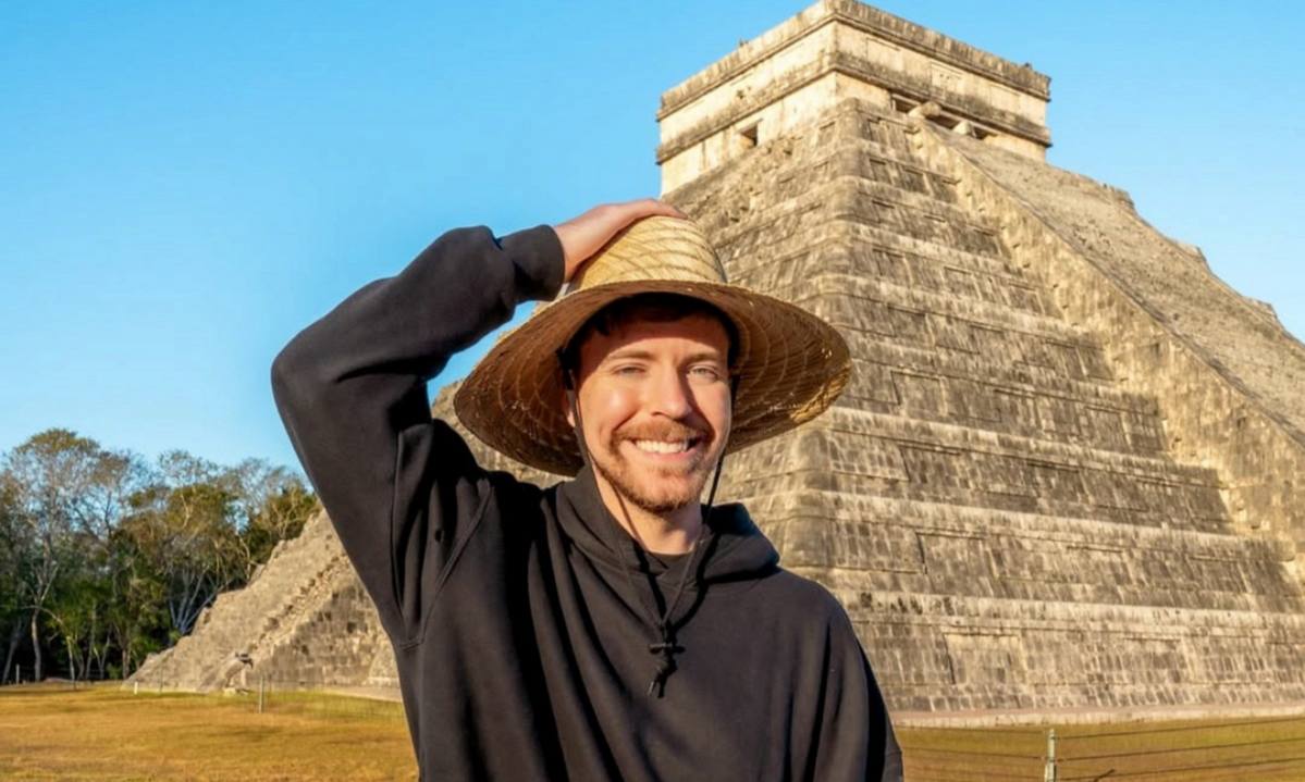 MrBeast предсказал конец YouTube из за ИИ Самый популярный YouTube блогер Джимми Дональдсон также известный как MrBeast уверен что развитие генеративного ИИ может разрушить индустрию контента Интересно что будет с миллионами авторов зарабатывающих на жизнь созданием контента когда ИИ видео станут такими же хорошими как обычные видео написал блогер в X   Иронично но ранее сам MrBeast запустил ИИ сервис для генерации обложек к видео и тут же получил волну критики от художников settersmedia news