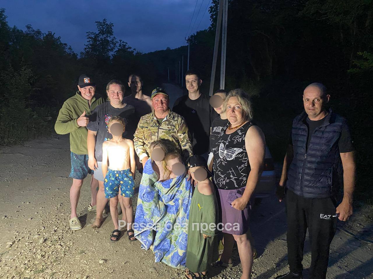 Под Архипо-Осиповкой эвакуировали 10 человек, включая детей Вчера вечером в горах близ Архипо-Осиповки после локального смерча и резкого подъёма воды были эвакуированы две семьи — 10 человек, из них дети 3, 4, 5 и 9 лет. Людей разделила река: женщина с четырьмя детьми оказалась отрезана от остальных. Когда вода пошла резко, переход стал невозможен, связи не было. На помощь выехали три УАЗика. Один из местных жителей первым добрался до места, переправил детей и женщину через реку и доставил к основной группе. Далее они выехали домой в сопровождении. Медпомощь не понадобилась. Всё завершилось благополучно. Спасибо всем, кто выехал на помощь. В спасении принимал участие лично глава Архипо-Осиповского округа Алексей Липовецкий, сотрудники администрации, МЧС, добровольцы, жители. Pressa без пресса Прислать новость