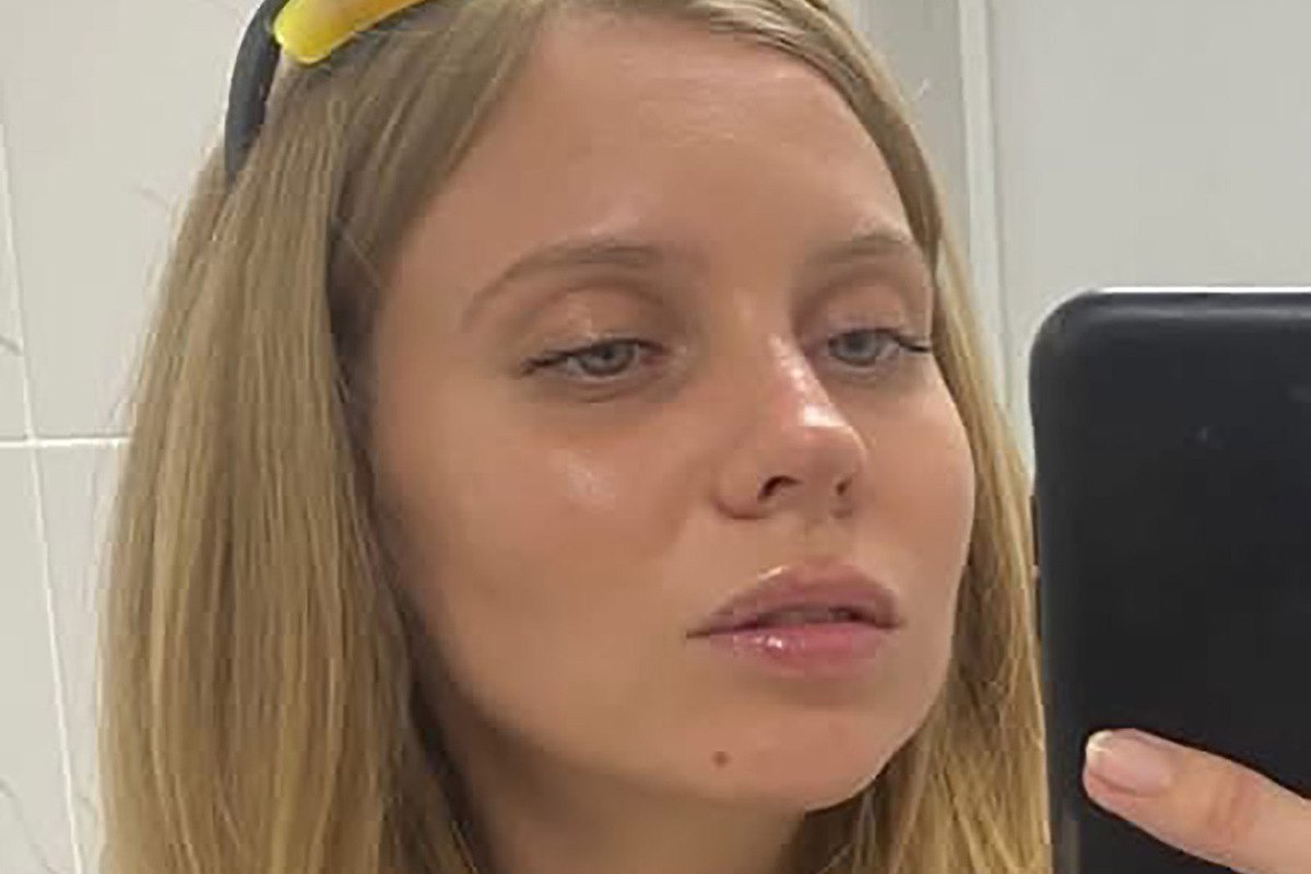 Больше месяца москвичка Ольга не знает где находится её единственная дочь и 10 летний внук 32 летняя Дарья Лучкина вместе с сыном улетела в Стамбул Женщина отключила телефоны и пропала На данный момент ни одного звонка ни одной зацепки Мать исчезнувшей рассказала о беде 17 октября 32 летняя Дарья сообщила родственникам что отправится на корпоратив вместе с 10 летним сыном Сказала все сотрудники фирмы будут с детьми После этого мать и ребёнок пропали и перестали выходить на связь Позже семья выяснила что никакого корпоратива не было Дарья с ребенком поехали в аэропорт Шереметьево и вылетели в Стамбул никого об этом не предупредив Вещей с собой почти не брали В московской квартире где они жили родные обнаружили новый планшет ребёнка и телефон мальчика По словам волонтёров в турецком аэропорту их встретил неизвестный мужчина на легковом автомобиле Как теперь установили полицейские к отъезду в Стамбул Дарья готовилась примерно за месяц