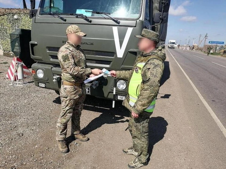 В Херсонской области военные автоинспекторы подвели итоги акции безопасности В течение апреля года военные автоинспекторы, дислоцированные в Херсонской области, проводили масштабную профилактическую акцию «За безопасность дорожного движения». Как сообщает пресс-служба ВАИ Южного военного округа, мероприятие завершилось без серьезных нарушений со стороны военных водителей. «За месяц инспекторы организовали более 30 профилактических мероприятий, включая совместные рейды с сотрудниками Госавтоинспекции. Особое внимание уделялось разъяснительной работе - военным водителям напомнили о важности соблюдения ПДД, правилах эксплуатации спецтехники и мерах предупреждения аварий», - сообщили в ведомстве. В ходе проведения мероприятий грубых нарушений правил дорожного движения зафиксировано не было. Следующая подобная акция запланирована на октябрь 2025 года.