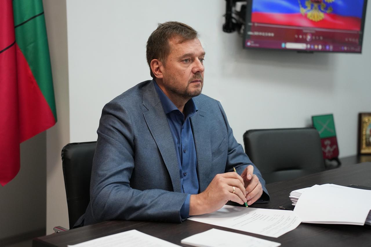Провел заседание Правительства Запорожской области, на котором рассмотрели проекты постановлений и распоряжений. В частности, рассмотрели проект постановления Правительства Запорожской области, который касается создания регионального координационного штаба по обеспечению работы сетей фиксированной и подвижной радиотелефонной связи, телерадиовещания и средств массовой информации на территории области. Данное постановление правительства юридически оформило межведомственное взаимодействие различных органов власти с операторами связи и телерадиовещания. Площадкой для штаба выступает Минцифры области. Также рассмотрели внесение изменений в постановление Правительства Запорожской области «О создании проектного офиса по развитию молодежного туризма». Кроме того, рассмотрели Порядок финансирования расходных обязательств Запорожской области, возникающих при реализации мероприятий по инфраструктурному обустройству сельских территорий, Порядок предоставления субсидий из бюджета Запорожской области сельскохозяйственным товаропроизводителям на поддержку проведения агротехнологических работ, на поддержку производства и реализации хлеба и хлебобулочных изделий.