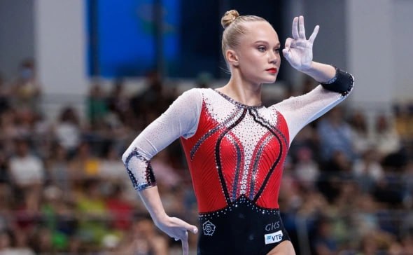 ГИМНАСТИКА МЕЛЬНИКОВА ВЫШЛА В ФИНАЛ МНОГОБОРЬЯ НА ПЕРВОМ ЧМ ПОСЛЕ ОТСТРАНЕНИЯ Олимпийская чемпионка по спортивной гимнастике Ангелина Мельникова заняла первое место в квалификации в личном многоборье и вышла в финал чемпионата мира проходящего в Джакарте Мельникова набрала 54 566 балла Она заняла первое место в опорном прыжке 14 499 и третье место на разновысоких брусьях 14 500 В финал также прошли россиянки Людмила Рощина седьмое место в многоборье 52 065 балла Анна Калмыкова пятое место в опорном прыжке 13 916 балла и Лейла Васильева пятое место на разновысоких брусьях 14 200 балла Финал в личном многоборье состоится 23 октября а на отдельных снарядах медали разыграют 24 и 25 октября Чемпионат мира в Джакарте завершится 25 октября ФОТО Сергей Елагин Бизнес Online ТАСС аврорамедиа гимнастика Telegram экосистема АВРОРА МЕДИА МЕДИА НОВОСТИ РЕГИОН ЛАЙФ СПОРТ ГЕРЛЗ ХАЙТЕК ПЕРСОНЫ ИНСАЙД КРИМИНАЛ МОЛОДОСТЬ LIVE АВРОРА МЕДИА YOUTUBE RUTUBE