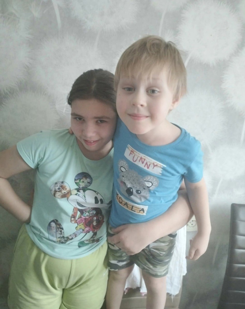 В Кизеле объявлен срочный сбор на поиски 13-летней девочки и ее пятилетнего брата Дети в последний раз выходили на связь 23 июня в 12:00. С тех пор их местонахождение неизвестно. Девочка была одета в толстовку, юбку и кроссовки. Мальчик — в толстовку, черные брюки и голубые тапки. Точка сбора волонтеров: Кизел, улица Швейников, дом 36. Рекомендуется выбирать удобную, яркую одежду по погоде, взять запас воды, заряженный мобильный телефон и фонарик. Подписаться Дать «буст»