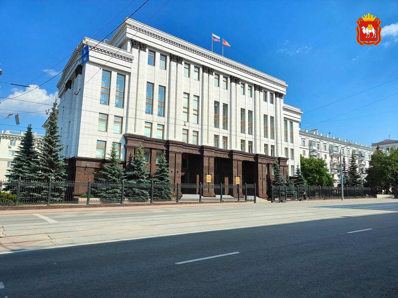 По решению губернатора Алексея Текслера, в Челябинской области будет расширена социальная поддержка семей участников специальной военной операции За счет средств областного бюджета в 2025 году расширено число получателей мер социальной поддержки среди семей участников СВО. «Считаем необходимым расширить круг тех, кто может рассчитывать на поддержку от региона. Это не просто формальность, а реальная помощь тем, кто оказался в сложной ситуации. Мы стремимся сделать процедуру получения выплат максимально простой и понятной, чтобы люди могли сосредоточиться на самом главном – на поддержке своих близких», - подчеркнул губернатор. Теперь при отсутствии прямых родственников право на единовременные выплаты предоставляется их опекунам и попечителям, братьям и сестрам, бабушкам и дедушкам в установленном порядке. Кроме этого, упрощены условия получения отдельных региональных выплат для самих военнослужащих.