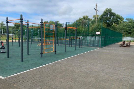 Спортивная инфраструктура Амурской области продолжает пополняться умными спортплощадками В этом году их обустроят в Белогорске Тынде и Усть Ивановке сообщает правительство области Особенность в том что на каждом тренажере есть QR код Если его отсканировать можно узнать как правильно делать упражнение и на какие мышцы оно влияет Для удобства на площадках будет бесплатный Wi Fi Часть оборудования предназначена для людей с ограниченными возможностями здоровья В регионе уже есть такие площадки в Благовещенске Шимановске и Свободном и они популярны Министр спорта области Дмитрий Кутека отметил что к регулярным занятиям физкультурой в перспективе хотят привлечь более 70 амурчан