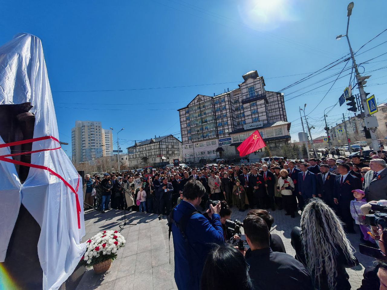 В полдень, вместе с главой республики Айсеном Сергеевичем Николаевым, главой Мегино-Кангаласского улуса Дмитрием Ивановичем Тихоновым, торжественно открыли памятник Фёдору Кузьмичу Попову – первому из народа саха Герою Советского Союза. Памятник знаменитому уроженцу Мегино-Кангаласского улуса, созданный силами скульптора Павла Чямпина и архитектора Сергея Лукина, получился величественным и, одновременно, доступным и народным. Таким каким, наверное, был при жизни сам Фёдор Попов – сильным и бесстрашным воином, обессмертившим свое имя в истории, и молодым парнем из далекого якутского села. Монумент установлен в одноименном новом сквере, его благоустройство провели в 2024 году. Благодаря активному голосованию жителей Якутска, объект получил поддержку и финансирование по программе «Формирование комфортной городской среды». С памятником Фёдору Попову сквер приобрел законченный вид и наполнение смыслом. #Победа80 #ГероиВОВ