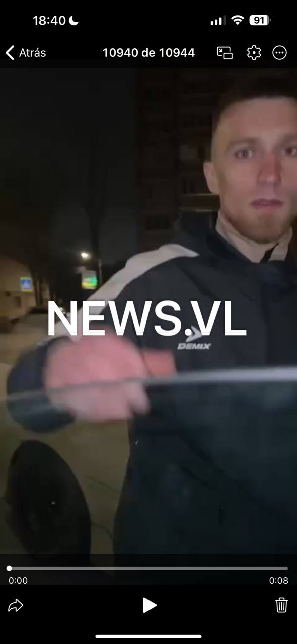 ‍  «У меня отец в МВД»: во Владивостоке мужчине со связями простили избиение и грабёж  23 апреля во Владивостоке на ул. Южно-Уральской мужчина на Toyota Mark II избил девушку, которая отказалась от навязчивого знакомства. Он несколько раз ударил её по лицу, схватил за волосы, вырвал телефон и скрылся. Девушка обратилась в полицию, но там ситуация только усугубилась: нападавший ворвался в дежурную часть, угрожал ей повторным насилием и заявил, что ему «всё сойдёт с рук — отец в МВД». Полицейские при этом бездействовали, а позже мужчина был замечен за дружеской беседой с одним из сотрудников.  Несмотря на травмы, подтверждённые медицинской экспертизой, многочисленные видеозаписи и отпечатки пальцев, уголовное дело не возбудили. Пострадавшей выдали отказ: «в действиях отсутствует объективная сторона преступления».     / Реклама
