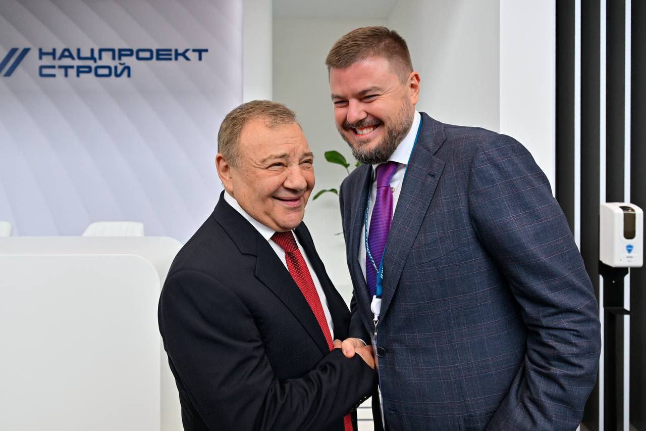 Путинский олигарх Ротенберг пожаловался, что ему приходится «выживать» из-за слишком дорогих кредитов Старый друг президента России миллиардер Аркадий Ротенберг заявил, что ему приходится непросто в условиях текущей экономической ситуации в стране. Я не могу сказать, что времена такие легкие, что мы сегодня на коне. Но стараемся, находим определенные пути, в этих условиях выживаем — сказал бизнесмен. Таким образом он прокомментировал заявление главы Минэкономразвития Максима Решетникова о том, что российская экономика оказалась «на грани перехода в рецессию». Ротенберг признал, что тренд на охлаждение экономики есть, и «это все ощущают». По его мнению, «когда процентная ставка такая большая», это «не очень хороший фактор для бизнеса», потому что на новый проект приходится брать слишком дорогой кредит. Но если для экономики страны это положительный вариант, то будем смиряться — добавил миллиардер. С точки зрения Ротенберга, для того, чтобы бизнес возобновил инвестиции, ключевая ставка должна опуститься с нынешних 20% до 14-15%, но вообще «чем меньше, тем лучше». Подписаться Прислать новость