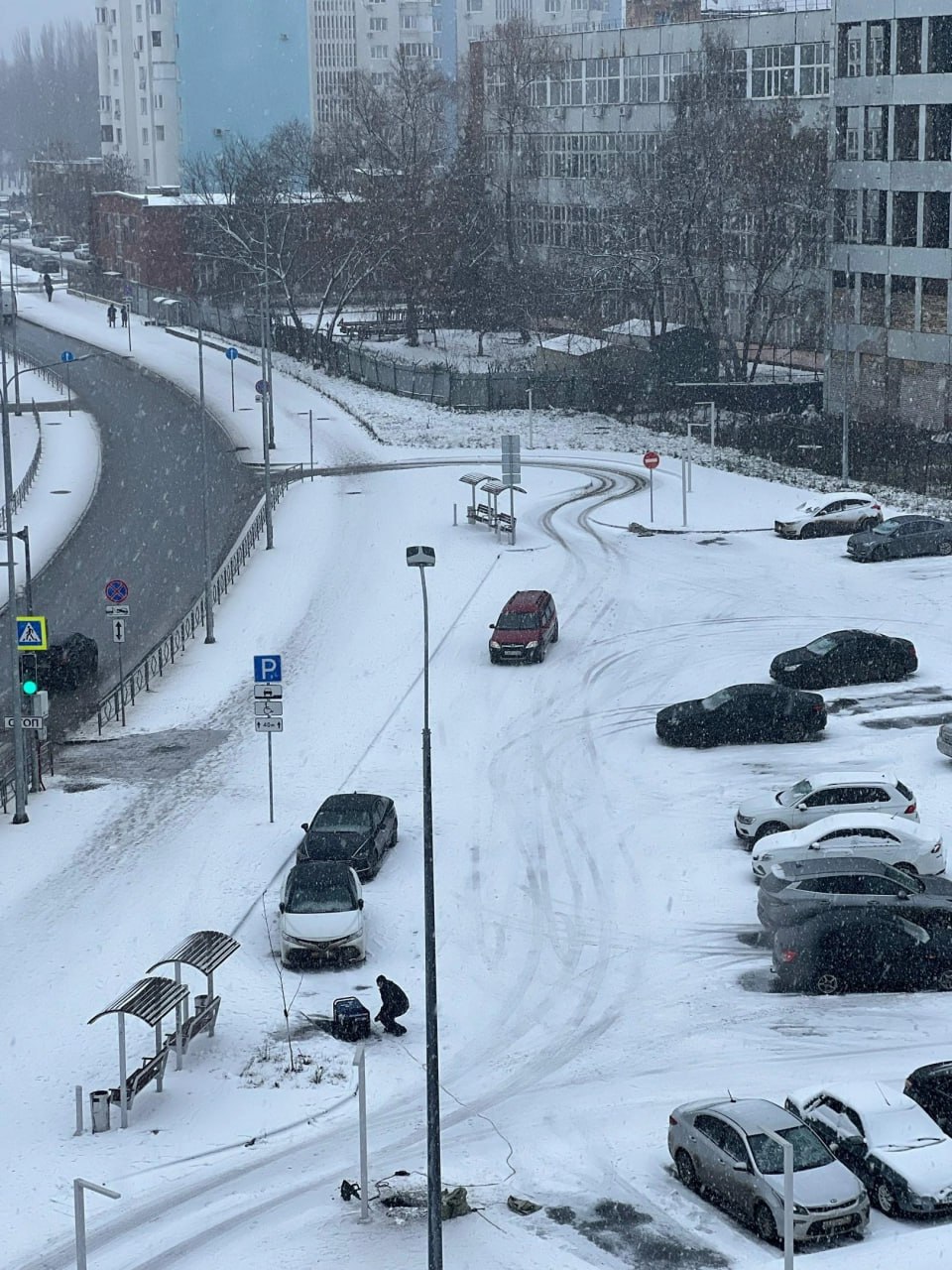 Самарцы пожаловались губернатору на парковку отданную банку Жители записали обращение к Вячеславу Федорищеву Повод городскую парковку на улице 22 Партсъезда которой они пользовались передали банку и теперь на ней начали устанавливать шлагбаум Люди возмущены Места там были жизненно важны для посетителей соседней поликлиники и центра помощи военным Воин В мэрии утверждают что шлагбаум не ограничивает въезд и ссылаются на то что участок предоставлен банку в пользование Однако жители настаивают что разрешение выдано только на размещение элементов благоустройства а не на монополизацию парковки Источник Честная Самара vk