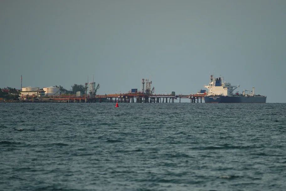 Ставь на темное стоимость морской перевозки крупных партий мазута растет На рынке морских перевозок нефтепродуктов сложилась нетипичная ситуация Цены на морские перевозки более дорогих светлых нефтепродуктов продолжают снижаться в отличие от более дешевых темных Аналитики связывают это с сокращением производства и экспорта дизтоплива и газойля а также ростом конкуренции за суда подходящие как для перевозки мазута так и для транспортировки нефти Стоимость морской перевозки темных нефтепродуктов остается стабильной или растет а транспортировка светлых подешевела почти на всех направлениях на 3 8 сообщает Коммерсант со ссылкой на Центр ценовых индексов PROtransport
