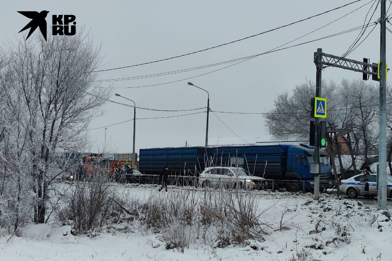 В Оренбурге на Беляевском шоссе легковушка попала в ДТП с двумя большегрузами  На Беляевском шоссе Оренбурга сейчас большая пробка. Все из-за массового ДТП. Легковушка столкнулась сразу с двумя большегрузами. Кадрами аварии с редакцией «Комсомольской правды» поделились читатели. О погибших и пострадавших на месте трагедии не сообщается.  Судя по фотографиям первый многотонник не успел вовремя остановиться и зацепил заднюю часть малолитражки. От удара ее отбросило в стоящий впереди грузовик. На месте происшествия работают полицейские. Информация оперативная и продолжает дополняться.