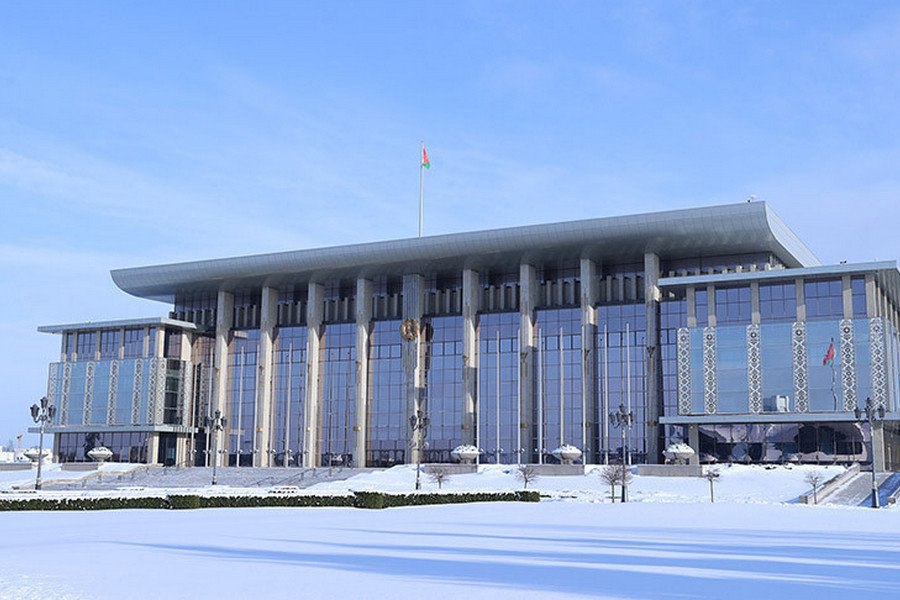 Александр Лукашенко подписал указ о значительном снижении административной нагрузки на граждан В Беларуси скорректированы административные процедуры с учетом практики их применения а также изменений законодательных актов Глава государства Александр Лукашенко 9 января подписал соответствующий указ 5 Об изменении указов Президента Республики Беларусь по вопросам осуществления административных процедур Подпишитесь на Гомельские ведомости