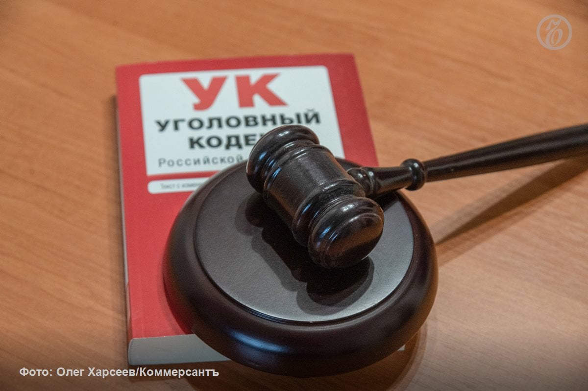 Суд в Тюмени приговорил к четырем годам и одному месяцу колонии строгого режима 45-летнего больного ВИЧ за попытку изнасиловать врача. Его признали виновным в покушении на изнасилование и нарушении неприкосновенности жилища  ч. 3 ст. 30 ч. 1 ст. 131 и ч. 1 ст. 139 УК РФ .   Кроме того, суд удовлетворил гражданский иск потерпевшей, взыскав в ее пользу 100 тыс. руб. компенсации морального вреда.