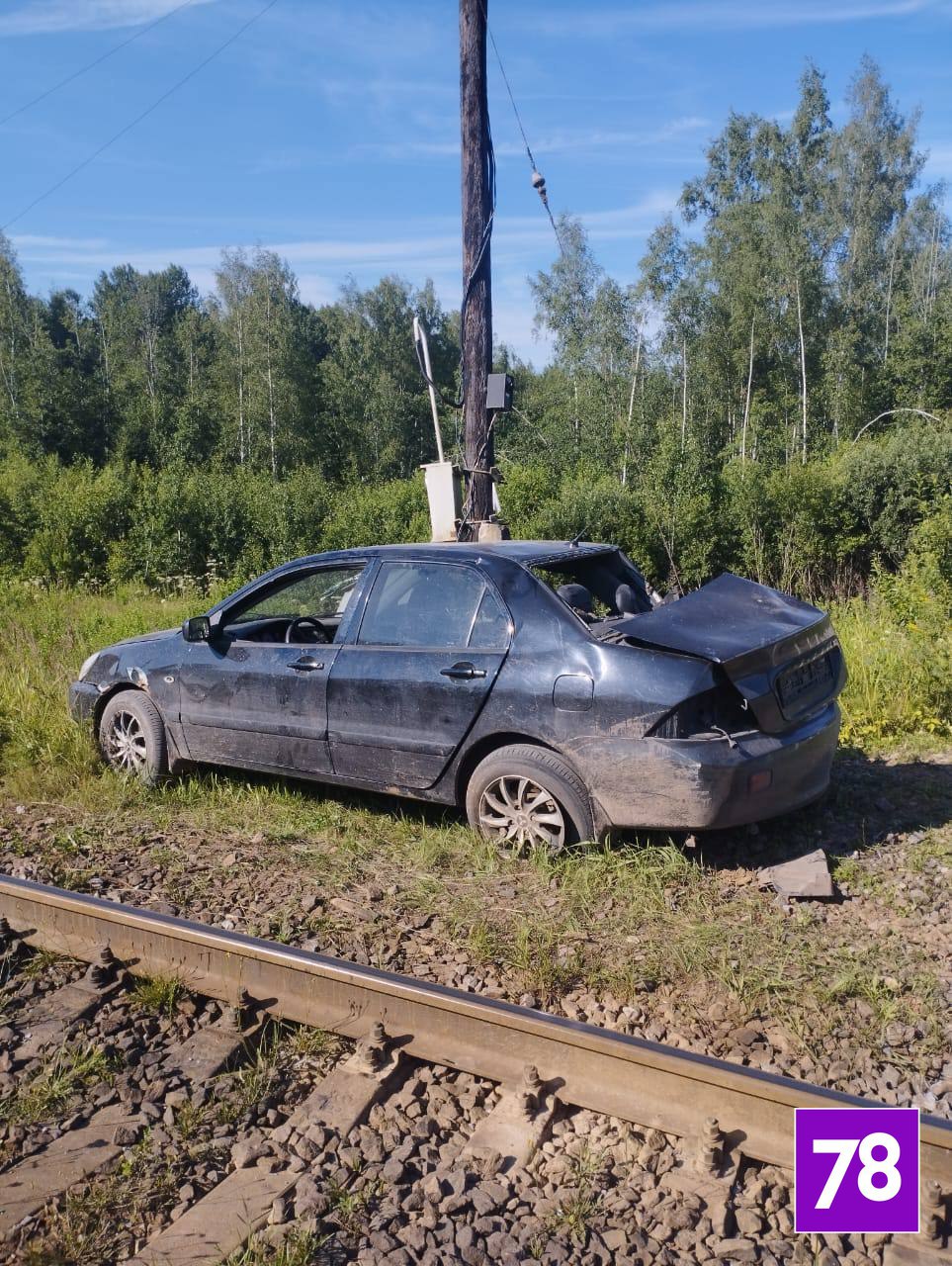 Поезд врезался в легковушку на железнодорожном переезде в Ленобласти ДТП произошло несколько часов назад на переезде Тальцы-Мологские — Горятино. Водитель иномарки выехал на пути перед приближающимся служебным поездом, машинист начал тормозить, но избежать столкновения не удалось. Водитель легковушки получил травмы, его забрала скорая. Состав уехал уже через несколько минут, задержек других поездов не было. Северо-Западная транспортная прокуратура Подписаться Прислать новость