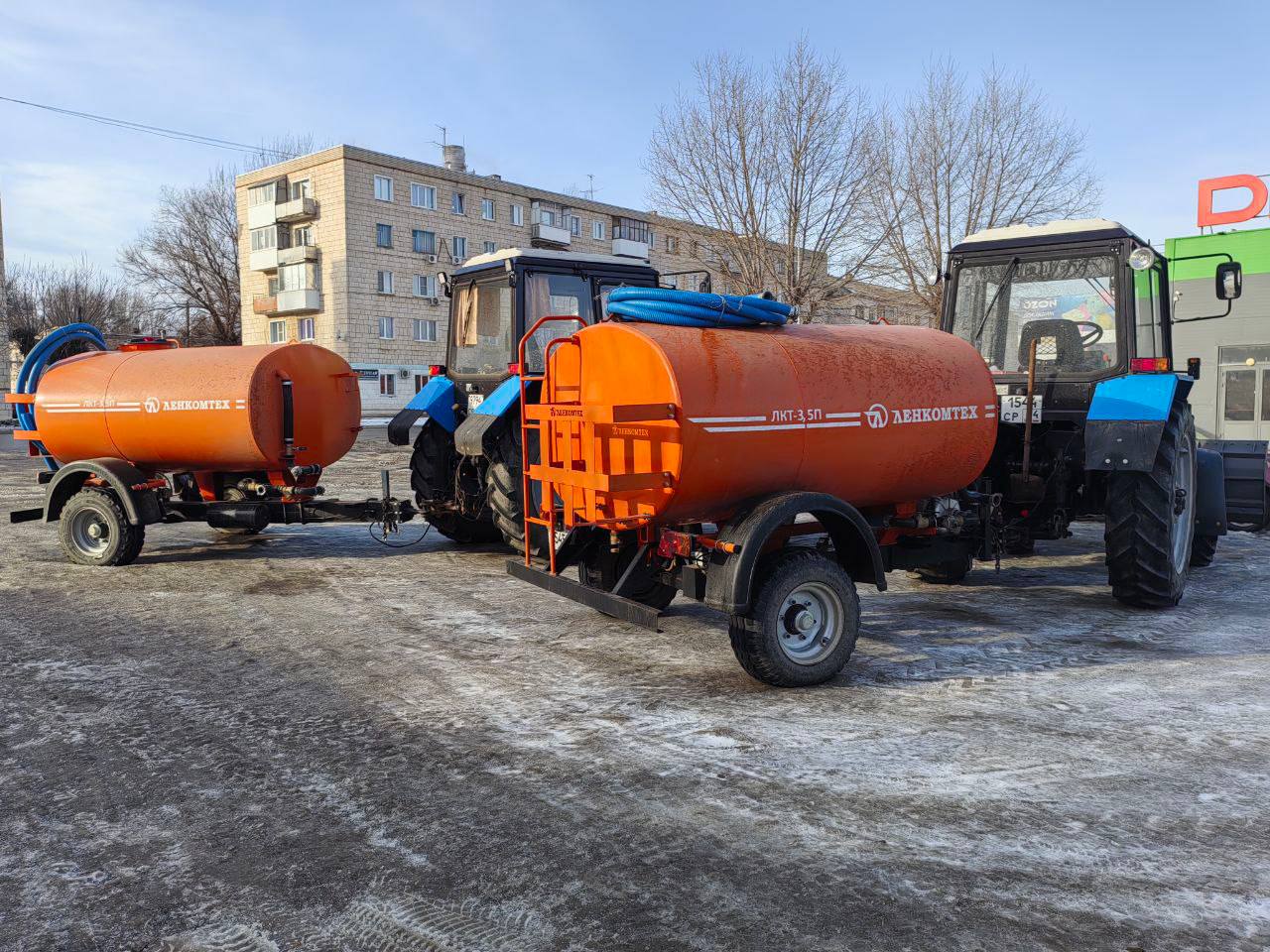 В Котовском районе сейчас идет масштабная реконструкция системы водоснабжения, которая делится на несколько этапов:   Обновление источников воды: строится новая станция водоочистки и модернизируются скважины. Этот проект уже реализуется в рамках федеральной программы «Чистая вода» и обойдется более чем в 400 миллионов рублей. Завершение работ планируется в 2025 году.   Обновление магистрального водовода:  водовод, который соединяет скважины с городом Котово, также будет обновлен.  Первоначально проект финансировался из федерального бюджета, но в 2023 году решено было перевести его на региональный уровень.  На первом этапе реконструкции уже выделено более 600 миллионов рублей, за счет которых  обновили 11 километров самых проблемных участков водовода. Сейчас по поручению губернатора разрабатывается проект следующего этапа реконструкции, где будут использованы современные технологии и материалы.   Обновление сетей внутри города:  в самом Котово также ведется замена водопроводных сетей. На эти работы  выделили средства, благодаря которым уже заменили  около трех километров  сетей.  #НастоящийВолгоград   Подписаться