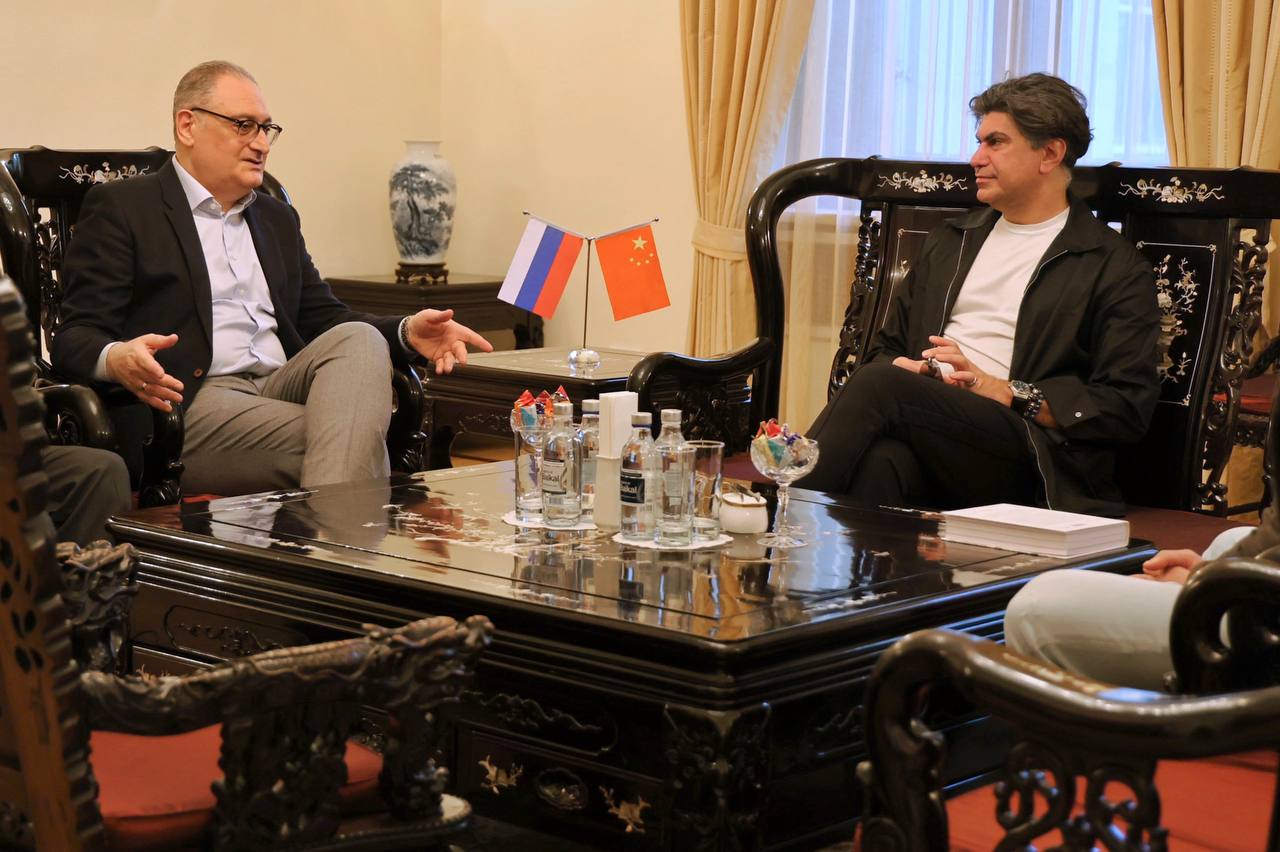 15 ноября Посол России в Китае Игорь Моргулов встретился с ректором Академии русского балета им А Я Вагановой народным артистом России Николаем Цискаридзе Глава дипмиссии отметил высокий интерес китайской публики к русскому балетному искусству особенно к перспективам развития связей с прославленными балетными школами нашей страны Обсуждались возможности налаживания контактов по гуманитарной линии а также проведения совместных с Посольством творческих мероприятий Встреча прошла в теплой непринужденной атмосфере