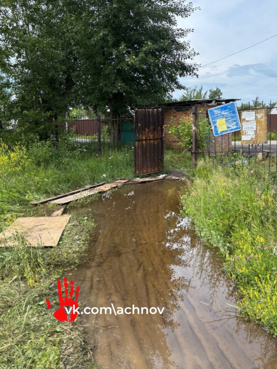 Садоводы СНТ «Искра» просят помощи: уже 10 дней участки подтопляет питьевой водой Жители садоводческого некоммерческого товарищества «Искра» обратились к общественности с просьбой о помощи. В течение последних 10 дней их участки находятся под угрозой подтопления — со стороны поля в сторону Фиесты течёт чистая питьевая вода, предположительно из городской системы водоснабжения. По словам садоводов, это не сезонное повышение уровня грунтовых вод и не растаявший снег. Речь идёт о реальной утечке, которая продолжается уже больше недели. Уровень воды настолько высок, что началась активная инфильтрация в почву, а некоторые участки оказались частично затоплены. «Мы неоднократно обращались в водоканал, нам обещали устранить проблему, но никаких действий с их стороны мы не видим — ни техники, ни рабочих на месте так и не появилось», — рассказывают жители СНТ. Особенно сильно страдают владельцы участков на нижних улицах.