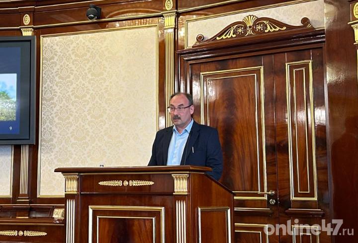 Первый зампред комитета общего и профессионального образования Антон Горшков рассказал о результатах проведения игры “Зарница 2.0” в 47-м регионе.  «‎В этом году появилась еще одна возрастная категория участников — обучающиеся в возрасте от 18 до 21 года. Охват различных возрастных категорий имеет принципиально важное значение в связи с тем, что целью игры является формирование прочных основ патриотического сознания, активной гражданской позиции, личностных качеств, которые способствуют успешной самореализации, а также приобретению и закреплению участниками игры навыков начальной военной подготовки.   Игра проводится в несколько этапов: от школьного до всероссийского уровня. Всего в 2025 году в отборочном, то есть школьном, этапе игры приняло участие более 18 тысяч обучающихся Ленобласти. На муниципальном этапе — более 5 тысяч обучающихся, в региональном — 680 ребят. Несмотря на то, что игра проводится прежде всего под эгидой “Движения Первых‎”, реализация процесса этой игры в этом году стала по настоящему командной работой‎»‎, – рассказал Антон Горшков.  Также он отметил, что 8 июля в Гатчине впервые пройдет семейная зарница в Ленобласти. Такие мероприятия планируют проводить в каждом районе для сплочения семей.    Online47 — Всё о Ленобласти и не только