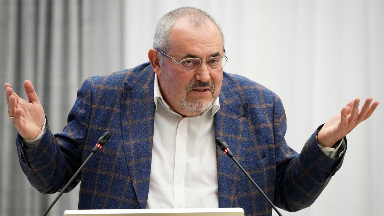 Борис Надеждин привлечен к административной ответственности по факту организации либо проведение публичного мероприятия без подачи в установленном порядке уведомления о проведении публичного мероприятия Постановлением Таганского районного суда города Москвы Борис Борисыч признан виновным в совершении административного правонарушения предусмотренного ч 2 ст 20 2 КоАП РФ и назначено административное наказание в виде административного штрафа в размере 20 тыс рублей