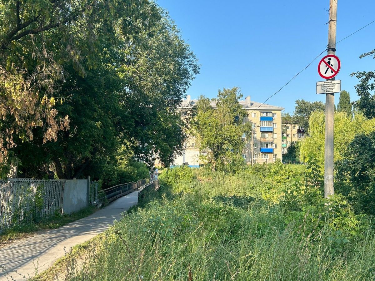 В Липецке сносят аварийный мост в районе Коллективки, по которому жители боялись ходить Администрация города выбрала подрядную организацию, которая в ближайшее время приступит к работам нового пешеходного перехода в районе «Коллективка». Аварийный мост через овраг возле дома № 21б на улице 40 лет Октября долгое время требовал замены. Для местных жителей этот переход имеет ключевое значение – он связывает микрорайон Сокол с социальными объектами и обширной частной застройкой «Коллективки». ↗ Прислать новость Подписаться