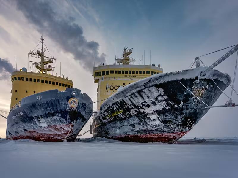 Росморпорт не будет достраивать два ледокола Из за отечественного оборудования цена выросла в 2 раза По словам главы Росморпорта причиной расторжения контракта стала высокая стоимость проекта после проектирования и замены импортного оборудования на российское Так после перепроектирования и подбора оборудования контрактная цена выросла почти в 2 раза до 32 млрд руб Импортозамещение Ледоколы предназначались для работы в Архангельске и портах Балтийского бассейна Они имеют ледовый класс Icebreaker7 Это позволяло бы использовать их в арктических морях при толщине льда до 2 2 5 метров в зависимости от сезона Теперь Росморпорту придётся вместо ледоколов построить ледокольные буксиры класса Arc6 которые могут пробивать лед толщиной лишь 1 1 1 3 метра Дмитрий Никотин Подписаться