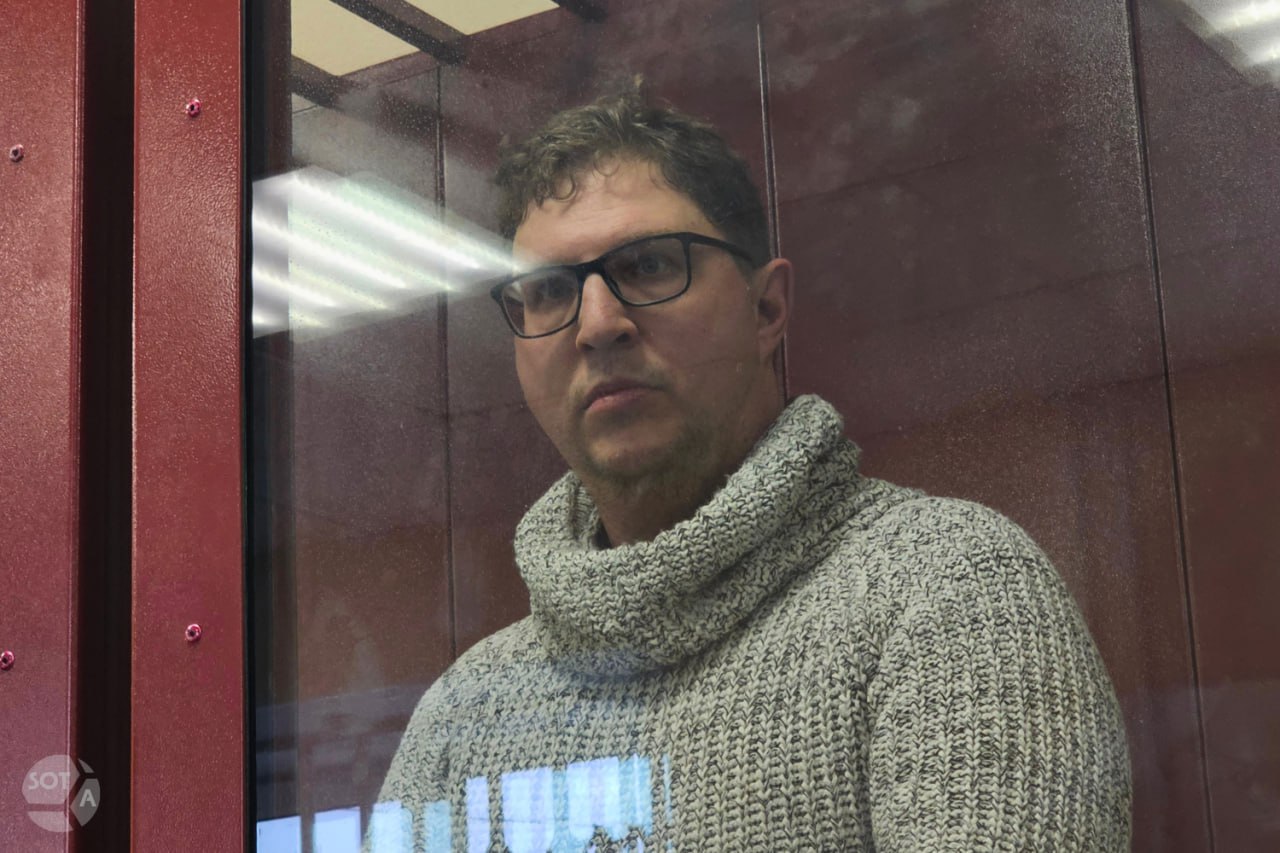 Уральского адвоката Романа Качанова отпустили из СИЗО под домашний арест Ленинский районный суд Екатеринбурга отказал следователю в продлении содержания под стражей адвокату Роману Качанову и перевел его под домашний арест пишет It s My City Нова мера пресечения будет действовать до 15 мая 16 декабря силовики провели обыски у уральских правозащитников Романа Качанова Алексея Соколова и Ларисы Захаровой Поводом послужил донос z блогерки Екатерины Сапрыкиной которая утверждает что юристы получали гранты от нежелательных Норвежского Хельсинкского комитета Norwegian Helsinki Committee и Национального фонда в поддержку демократии National Endowment for Democracy Все трое задержанных юристов представляли интересы уральцев преследуемых по политическим статьям а также защищали права заключенных в колониях и СИЗО Фото архив SOTAvision