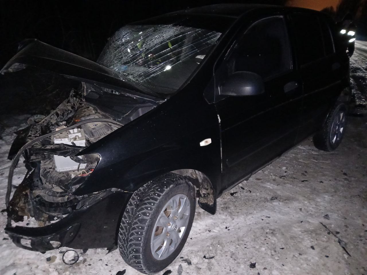 В Бобровском районе госавтоинспекторы выясняют обстоятельства столкновения транспортных средств в результате которого пострадало пять человек  Накануне примерно в 19 40 час на 3 км автодороги Бобров Таловая Новохоперск 32 летний водитель автомобиля Хендай Акцент житель Аннинского района по предварительным данным не справился с управлением своего транспортного средства и допустил столкновение с движущемся во встречном направлении автомобилем марки Хендай Гетц под управлением 33 летней местной жительницы В результате дорожно транспортного происшествия водитель автомобиля Хендай Акцент а также его пассажиры 3 и 23 летние жители Аннинского района водитель автомобиля Хендай Гетц и ее пассажир 41 летняя местная жительница с телесными повреждениями бригадой скорой медицинской помощи доставлены в приемное отделение БУЗ ВО Бобровская РБ  По данному факту сотрудниками полиции проводится проверка устанавливаются все обстоятельства и причины произошедшего Подписаться Telegram VK OK MAX