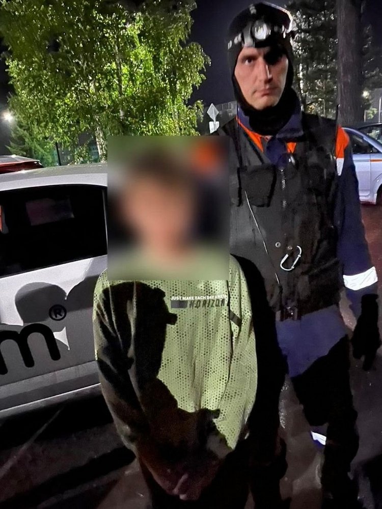 В Кедровом потерявшегося мальчика нашли в шалаше Одиннадцатилетний мальчик пропал в Кедровом рассказали в КГКУ Спасатель специалисты которого принимали участие в поисках с полицией и местными жителями Его мама обратилась в экстренную службу когда не дождалась сына дома в оговоренное время Ребенок ушел из дома без телефона Спасатели обследовали весь периметр поселка в том числе лесную зону заброшенные здания берег озера придорожную территорию Уже к утру следующего дня ребенок был обнаружен в шалаше на территории поселка В медицинской помощи не нуждался Мальчик заблудился или намеренно остался на ночь в шалаше спасатели не сообщили Newslab