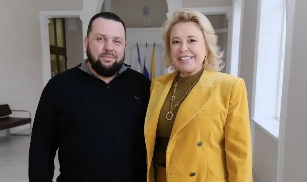 Первый заместитель мэра Ялты запустил свой телеграм канал   sergey olefirenko yalta  Глава Республики Крым Сергей Валерьевич Аксёнов поручил мне важную миссию объединяя усилия с ялтинцами и коллегами внести вклад в решение накопившихся вопросов используя опыт моей многолетней работы в республиканской системе органов власти   написал Сергей Олефиренко в личном блоге Он отметил что сделает всё возможное чтобы в кратчайшие сроки вникнуть в актуальные вопросы Олефиренко выразил готовность вести открытый диалог с гражданами  С начала следующей рабочей недели планирую лично посещать МКД общаться с жителями старшими домов и активистами чтобы непосредственно услышать жителей относительно существующих проблем Рассчитываю на конструктивный диалог   пресс служба администрации Ялты Подпишитесь на телеканал Ялта 24