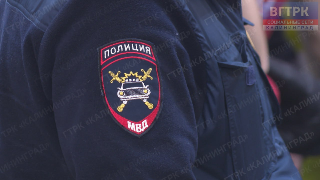 Калининградка лишилась более 3,5 млн рублей, пытаясь заработать на бирже. Часть средств потерпевшая взяла в кредит. Об этом сообщили в УМВД региона.    Сотрудники полиции выяснили, что заявительнице в мессенджере написал неизвестный, который представился брокером инвестиционной компании. Он предложил стать участницей торгов на биржевых платформах и пообещал лично курировать весь процесс, обучать, консультировать и помогать зарабатывать.   Под руководством злоумышленника потерпевшая переводила деньги и участвовала в торгах. Она видела баланс и пополнения, биржевые операции на своей странице, но не догадывалась о том, что графики и диаграммы о денежных поступлениях были роликами, заранее смонтированными мошенниками.    Когда на счету женщины высветился доход, она захотела вывести денежные средства, о чем сообщила «куратору». Для вывода денег лжеброкер потребовал оплатить налог.  Калининграда сообщила, что денег у нее больше нет, после чего связь с собеседником прервалась, а доступ к деньгам оказался заблокирован.