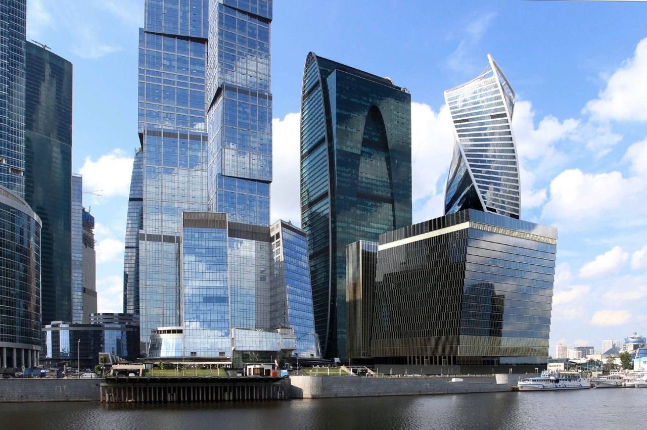 #обзорсми Мосбиржа ведет переговоры с Sezar Group о покупке площадей в строящейся башне "Империя II" в "Москва-Сити", пишет газета "Коммерсант" со ссылкой на источники на рынке недвижимости.  По словам одного из них, Мосбиржа ищет офис площадью 30–50 тысяч кв м для консолидации штаб-квартиры в одном месте.   В настоящее время, как напоминает издание, офис Мосбиржи расположен в коворкинге в Газетном переулке. Она арендовала там 5,4 тысячи "квадратов" в 2024 году из-за необходимости делать ремонт в собственной штаб-квартире в Большом Кисловском переулке. А входящий в группу биржи Национальный расчетный депозитарий располагается на Спартаковской улице у станции метро "Бауманская".  Консультанты считают, что площади "Москва-Сити" обойдутся Мосбирже в ₽18–32,5 млрд.   / Все наши каналы
