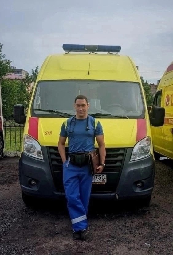 Фельдшер скорой в Подмосковье спас пациента, введя лекарство в кость. 16 июня бригада скорой помощи — фельдшер Михаил Поляков и водитель Алексей Голигоров — выехала к 65-летнему мужчине с симптомами желудочно-кишечного кровотечения. Состояние пациента было критическим: давление 60/40, а из-за коллапса вен внутривенно ввести лекарства не удавалось. Тогда фельдшер применил внутрикостный доступ — ввел препарат в большеберцовую кость. Этот метод позволяет быстро доставить лекарство в кровоток через сеть микрососудов. Помощь оказана мгновенно, и пациента с положительной динамикой доставили в больницу. Решение фельдшера и его профессионализм спасли егорьевцу жизнь. Уважение таким специалистам! Подпишись Подслушано Домодедово Прислать новость