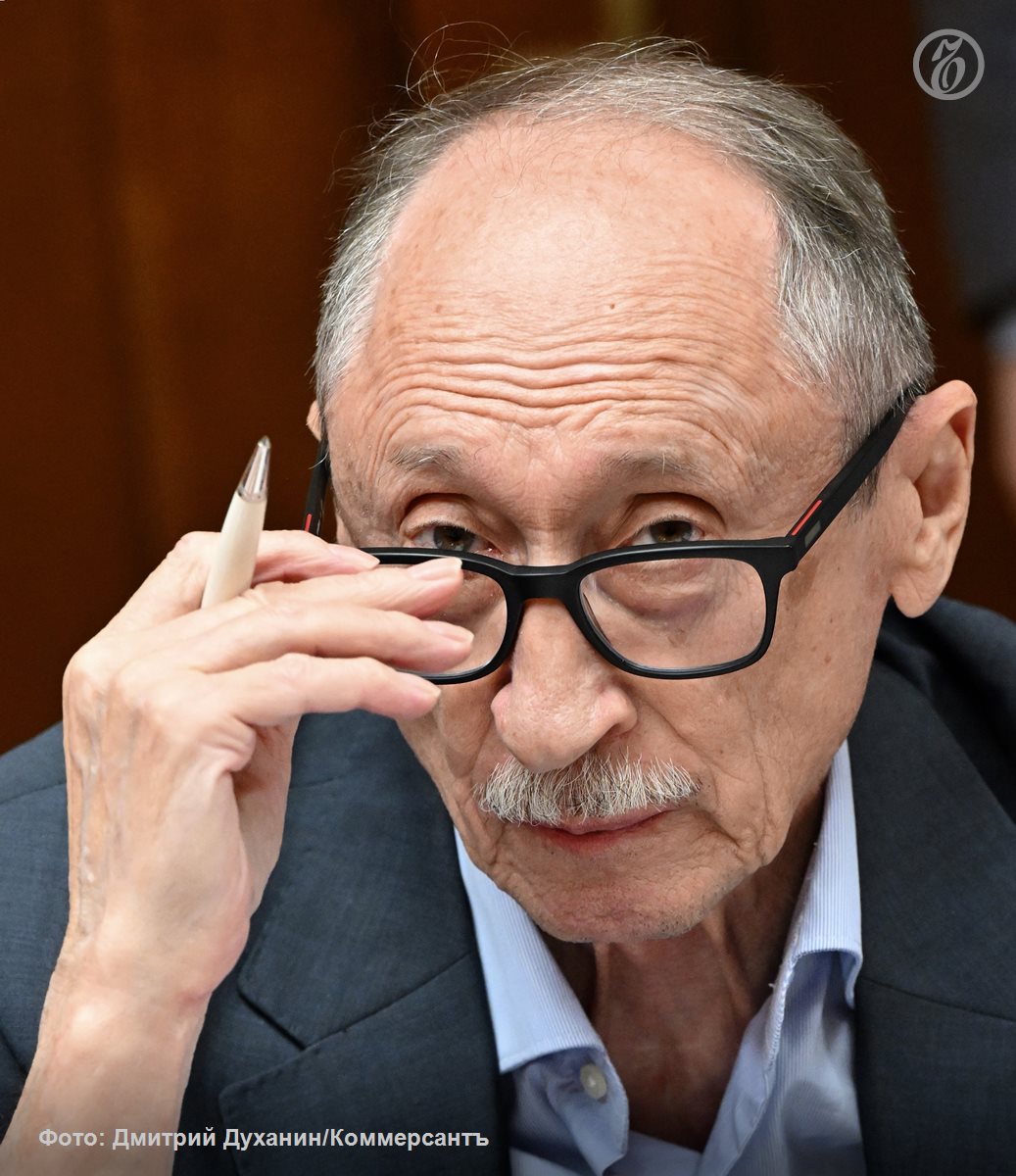 По подозрению в убийстве экс президента ВФЛА Валентина Балахничева на фото задержан его сын ему предъявлено обвинение сообщила РИА Новости старший помощник руководителя подмосковного главка СК РФ Ольга Врадий Было возбуждено уголовное дело по части 4 статьи 111 УК РФ Умышленное причинение тяжкого вреда здоровью повлекшее по неосторожности смерть потерпевшего Балахничев возглавлял ВФЛА с 1991 по 2015 год В юности занимался легкой атлетикой представлял сборную СССР на зимнем чемпионате Европы в беге на 60 м с барьерами По завершении карьеры работал тренером имел звания мастера спорта СССР и заслуженного тренера РСФСР Подписывайтесь на Ъ в Telegram в MAX Оставляйте бусты