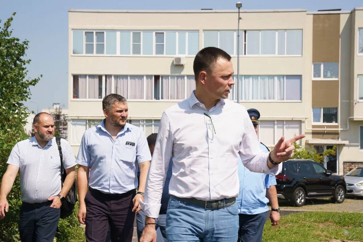 Ревизия благоустройства в домодедовском Руполисе! С рабочим визитом Домодедово посетил заместитель министра по содержанию территорий и государственному жилищному надзору Московской области, Всеволод Волосевич. Он проверил ход работ по благоустройству дворов на улице Мечты в микрорайоне Белые Столбы Руполис-Растуново . По результатам осмотра Всеволод Волосевич поручил подрядчику ускорить темпы работ, вывести дополнительные бригады и технику. Также было рекомендовано параллельно вести работы минимум на шести адресах. Напоминаем, что улица Мечты включена в программу комплексного благоустройства дворовых территорий, где проводятся работы по замене асфальтового покрытия на тротуарах и дворовых проездах, а также реконструкция детских игровых площадок. Администрация Домодедово Подписаться