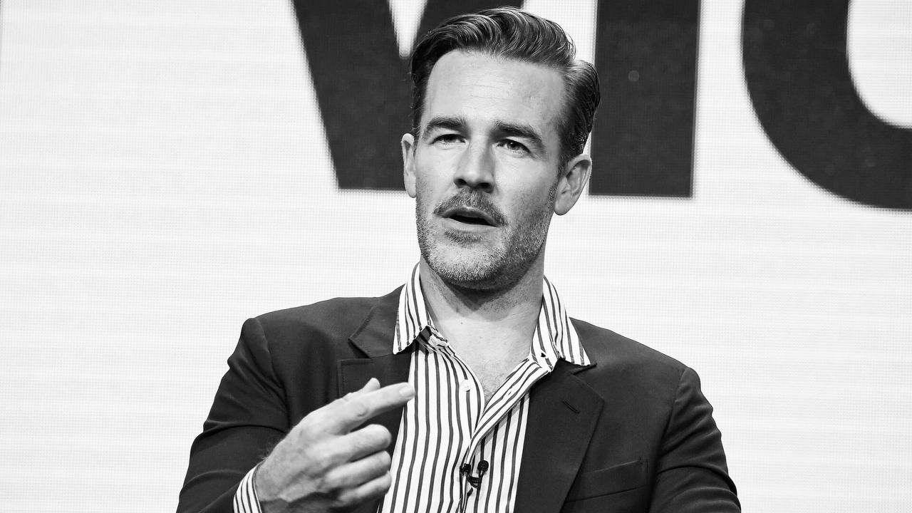 Умер актер Джеймс Ван Дер Бик Ему было 48 лет В конце 2024 года он признался что борется с колоректальным раком третьей стадии и заявил что настроен оптимистично несмотря на тяжёлый диагноз okmagazine