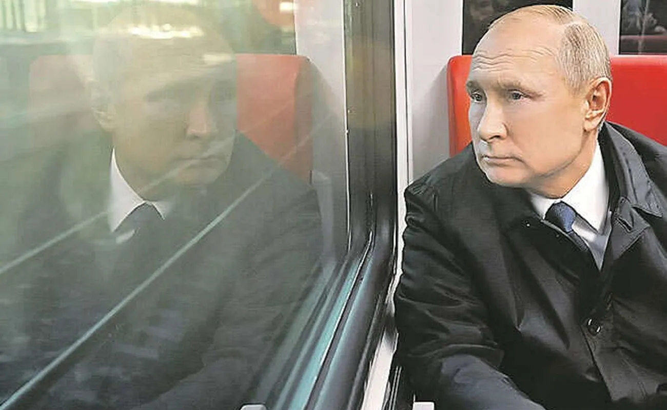 ВЦИОМ на фоне падения рейтинга Путина объявил об изменении методики проведения опросов Теперь соцслужба начала применять методологию комбинированного замера в дополнение к телефонному опросу сотрудники ВЦИОМ ходят по квартирам Один только телефонный опрос уже не даёт той полноты картины которая необходима для качественного электорального прогнозирования Именно поэтому комбинирование телефонного и поквартирного опросов сегодня является для нас не просто уместным а по настоящему необходимым ответом на внешние вызовы Для политической социологии это имеет особое значение Партийные рейтинги и электоральные предпочтения крайне чувствительные показатели и даже небольшой перекос в составе опрошенных способен повлиять на общую картину Первый комбинированный замер подтвердил что такой подход позволяет сделать выборку более полной и сбалансированной Это не техническое усложнение и не попытка произвести впечатление новой методикой а профессиональный шаг на опережение По сути речь идёт о том чтобы уже сейчас заложить более надёжную основу для будущих электоральных прогнозов заявил директор по политическим исследованиям ВЦИОМ Михаил Мамонов После обновления методологии опросов прекратилось падение рейтинга Владимира Путина по новым данным его деятельность одобряют 66 8 опрошенных тогда как согласно прошлому опросу уровень одобрения составлял 65 6 Фото ТАСС Подписаться Связаться Поддержать Patreon Буст