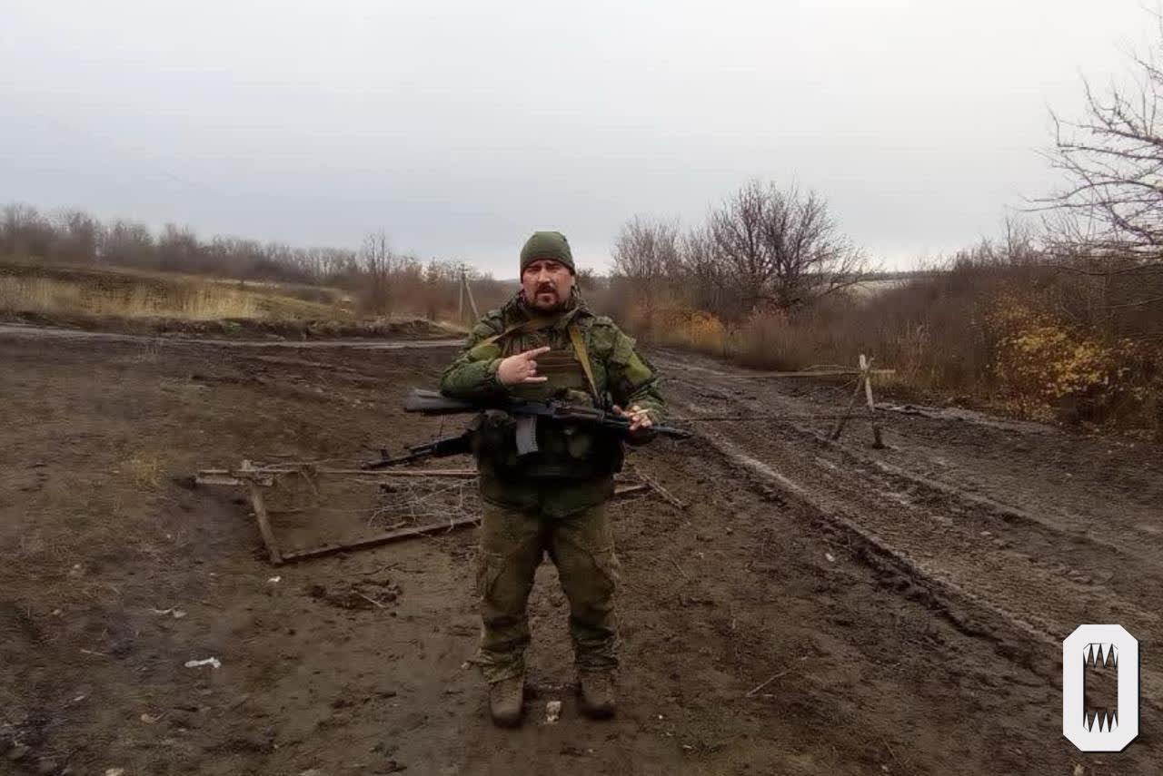 Петербуржец, обвиняемый в убийстве дочери, отправился на СВО. По версии следствия, он нанёс девушке не менее 58 ударов ножом.   Дмитрия Суворова задержали 8 сентября: полиции сообщили, что в квартире на аллее Поликарпова мужчина в белой горячке хватается за острые предметы. Он открыл дверь сотрудникам ППС пьяным и с порезами на лице. В квартире нашли тело его 18-летней дочери, на теле было не менее 58 ножевых ран.   11 сентября Суворова арестовали на два месяца, его обвинили в убийстве. А уже 19 ноября в его соцсетях появились новые фотографии — на них Дмитрий в военной форме, с оружием и в окружении сослуживцев. Ранее Суворов был судим за угон, разбой, похищение или повреждение документов. Сроки были условными.