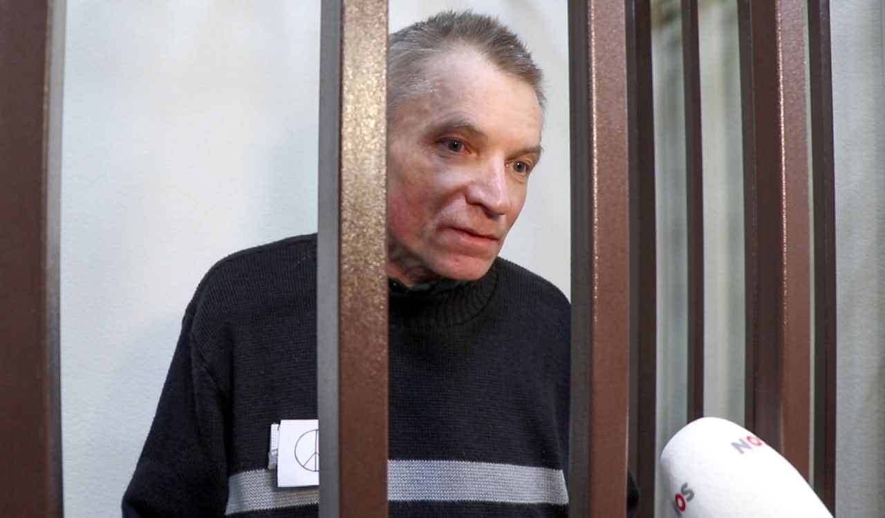 Алексей Горинов попал в новосибирское СИЗО 63-летнего экс-депутата московского муниципального округа Красносельский Алексея Горинова, осуждённого по статье о «фейках» про ВС РФ ст. 207 УК , этапировали в Сибирь. «Это сообщение шлю из СИЗО Новосибирска, куда прибыл из Владимира, минуя Киров, Нижний Новгород, Пермь, с остановкой в Екатеринбурге на ночь и далее через Тюмень, — цитирует письмо Горинова его группа поддержки в телеграме. — В СИЗО Екатеринбурга удалось потютюшкать и покормить кота и кошечку. Настроение бодрое, но есть подозрение на воспаление легких. Конечно, это не туристическая поездка и условия передвижения пыточные. Этим можно заниматься долго. Ведь у нас такая большая страна». Группа поддержки политзаключённого обеспокоена состоянием его здоровья: «У него отсутствует часть лёгкого, и воспаление он просто может не перенести. Сам Алексей очень редко жалуется на здоровье и если уж он и сам пишет о воспалении лёгких, то можно подозревать, что ситуация очень тяжелая. Особенно при таком длительном этапе». В июле 2022 года суд в Москве приговорил Горинова к 7 годам колонии общего режима по делу о «фейках». По версии следствия, Горинов во время заседания совета депутатов Красносельского округа назвал специальную военную операцию, объявленную Кремлём, не так, как её называли власти, и без ссылки на официальные источники озвучил число погибших, предложив почтить их память минутой молчания. Горинов не признал вину, по его словам, он высказывал личное мнение. В 2024-м Горинова приговорили ещё к 3 годам по делу об оправдании терроризма ст. 205.2 УК . Он, находясь в больнице при ИК-3 УФСИН по Владимирской области, в беседах с другими заключенными якобы оправдывал украинские удары по Крымскому мосту и атаки полка «Азов» признан террористическим и запрещён в России . По совокупности, с учётом частично отбытого срока по первому решению, ему дали 5 лет. Подписаться Прислать новость Помочь бустами